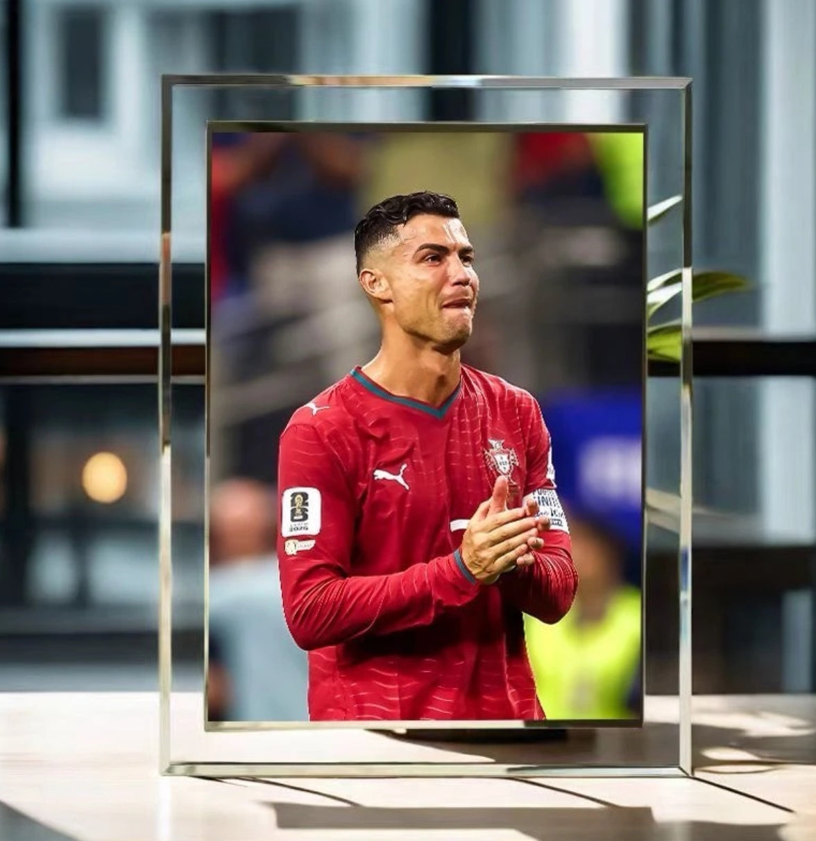 “Even When He Cries, He's Super Handsome”: Exquisite Glass Photo Frame for Cristiano Ronaldo Fans—Desktop Decoration